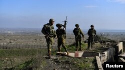 اسرائیلي ځواکونه د ګولان په غونډیو د سوریې سرحد سره نږدې د دندې پر مهال لیدل کیږي. 