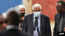 Le deuxième président de la Tanzanie Hassan Mwinyi (2e à droite) assiste à la messe d'adieu du défunt président tanzanien John Magufuli avant l'enterrement au stade Magufuli à Chato, en Tanzanie, le 26 mars 2021. (Photo by AFP)