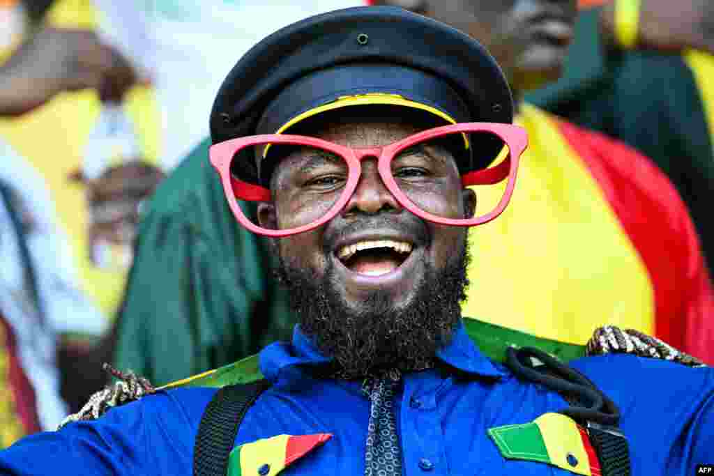 Un supporter malien réagit pendant le match de football du groupe E de la Coupe d&#39;Afrique des Nations (CAN) 2024 entre la Namibie et le Mali au Stade Laurent Pokou à San Pedro le 24 janvier 2024.