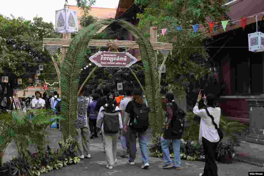 មនុស្សម្នាកំពុងដើរចូលទៅក្នុងកម្មវិធីទិវាវប្បធម៌ជាតិ ក្នុងសកលវិទ្យាល័យភូមន្ទិវិចិត្រសិល្បៈ ក្នុងរាជធានីភ្នំពេញ នាថ្ងៃទី៥ ខែមីនា ឆ្នាំ២០២៤។ (ស៊ឹម ចាន់សំណាង/វីអូអេ)