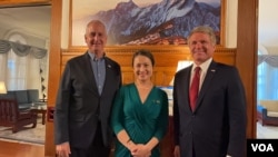 台湾驻美代表萧美琴(中）与美国国会众议院外交事务委员会主席麦克·麦考尔众议员(右)、众议院台湾连线共同主席马里奥·迪亚兹-巴拉特众议员在华盛顿双橡园举行的庆祝双十酒会中合照。（2023年10月4日， 美国之音锺辰芳拍摄）