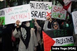 Sekitar 300 orang melakukan aksi bela Palestina di depan Kantor PBB di Jakarta pada Jumat (20/10) siang. (VOA/Indra Yoga)