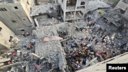 팔레스타인인들이 2일 가자지구 자발리아 난민촌 이스라엘군 공습 현장에서 사상자를 수색하고 있다.