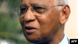 Henri Lopes est né en 1937 à Kinshasa d'un père portugais et d'une mère originaire des Plateaux, au centre du Congo-Brazzaville.