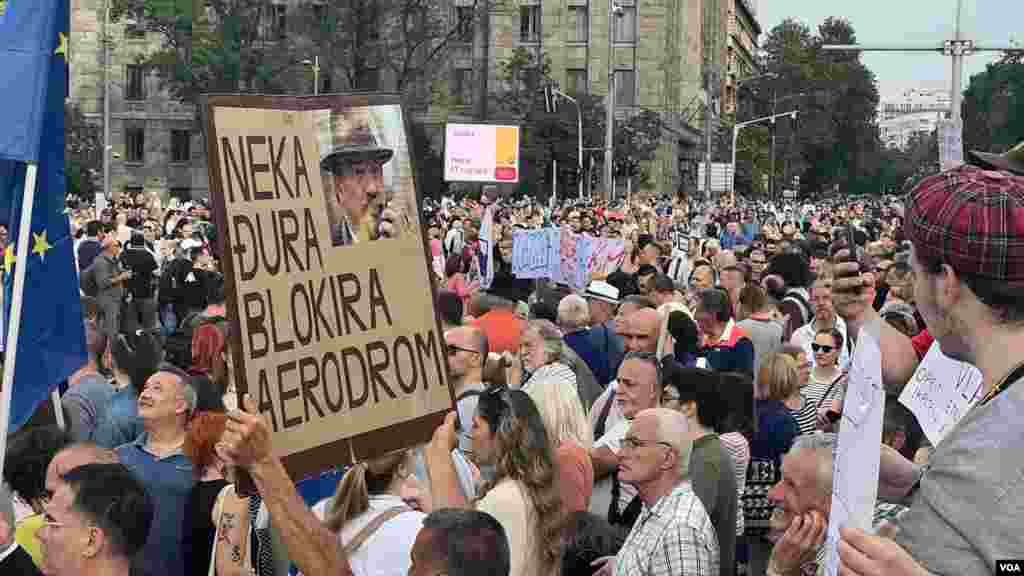 Osmi skup &quot;Srbija protiv nasilja&quot; ispred Skupštine Srbije, 24. juna 2023. (Foto: VOA/Rade Ranković)