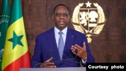 Elu en 2012 pour sept ans et réélu en 2019 pour cinq ans, Macky Sall avait annoncé le 3 juillet qu'il ne briguera pas un nouveau mandat à l'élection présidentielle de février 2024.