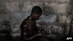 Si l’ampleur du phénomène de la consommation de kush n’a pas encore été quantifiée, elle largement est visible dans les rues de la capitale Freetown.