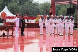 Laksamana TNI Yudo Margono menyerahkan jabatannya kepada Jenderal TNI Agus Subianto yang menjabat sebagai Panglima TNI yang baru, Jakarta, 22 November 2023. (VOA/Indra Yoga)