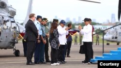 Presiden Joko Widodo dan Menteri Pertahanan Prabowo Subianto pada Rabu (24/1) membantah isu yang beredar luas bahwa Prabowo jatuh sakit. (Foto: Courtesy)