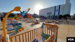 特拉维夫阿比玛广场上的两百多张床，表达人们对人质的牵挂 (美国之音/唐丹鸿)