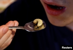 ตัวอ่อนแมลงเต่าทอง หนึ่งในเมนูเด็ดของร้าน Take-Noko cafe