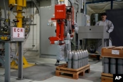 미국 콜로라도주 푸에블로에 있는 미 육군 '푸에블로 화학무기 저장소'에서 지난달 8일 전문가들이 겨자가스가 들어있는 포탄을 해체하고 있다. (자료사진)