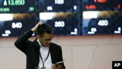 ILUSTRASI - Data OJK menunjukkan bahwa nilai pinjaman lewat aplikasi pinjol dalam beberapa tahun terakhir tumbuh sangat pesat dibandingkan dengan nilai pinjaman perbankan. (AP/Tatan Syuflana)