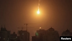 Ledakan drone terlihat di atas kota Kyiv, Ukraina, saat serangan drone Rusia, 25 November 2023. (REUTERS/Gleb Garanich)