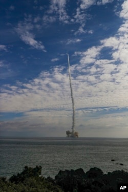 한국 국방부는 4일 제주도 중문 해안에 설치된 바지선에서 자체 기술로 개발한 고체 연료 추진 우주 발사체 3차 시험 발사에 성공했다며 사진을 공개했다.