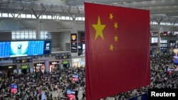 资料照：上海虹桥火车站在中秋节和中国国庆假日期间挤满候车人群。（2023年9月28日）