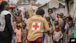 Para pejabat Palang Merah sedang memberi informasi mengenai Mpox di kamp pengungsi Don Bosco di Goma, Republik Demokratik Kongon, 22 Agustus 2023. (Foto: Moses Sawasawa/AP Photo)