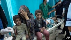 Warga Palestina yang luka akibat pengeboman Israel di Jalur Gaza menerima perawatan di sebuah rumah sakit di Khan Younis, Minggu, 12 November 2023. (Foto: Fatima Shbair/AP Photo)