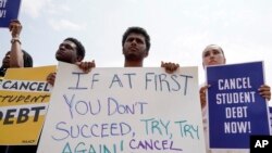지난 6월 30일 바이든 행정부의 학자금 대출 탕감 계획을 지지하는 사람들이 연방 대법원 앞에서 시위를 벌이고 있다.