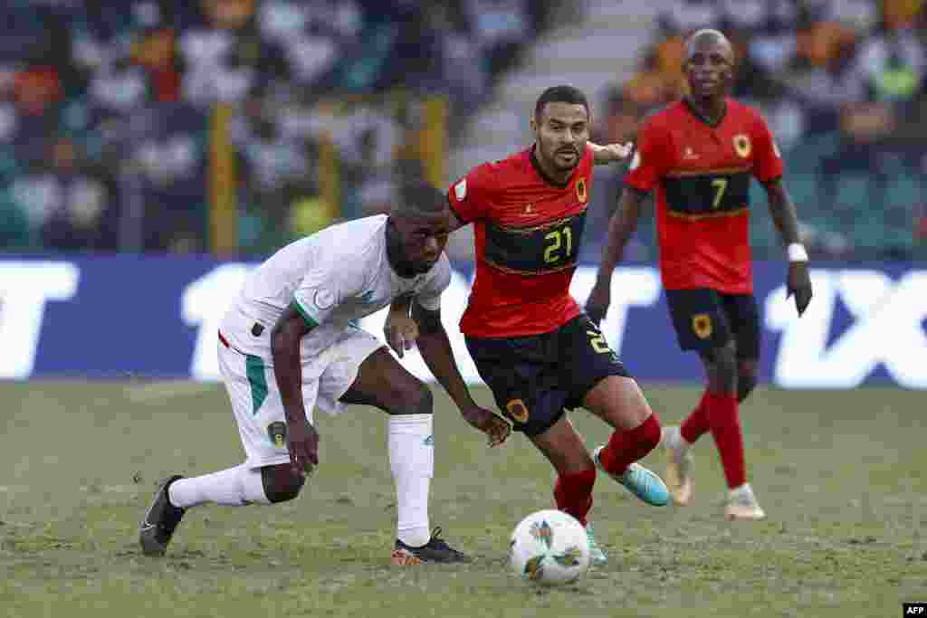 Mosani ya Mauritanie #19 Aboubakary Koita (G) azali kowelela ndembo na mosani ya Angola #21 Eddie Afonso (C) na mosani mosusu ya Angola #7 Gilberto na match ya CAN 2023, na stade de la Paix, Boyuake, Côte d'ivoire, 20 sanza ya yambo 2024.