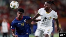 L'attaquant capverdien Benchimol et le défenseur ghanéen Mohammed Salisu lors du match entre le Ghana et le Cap-Vert au stade Félix Houphouet-Boigny, à Abidjan, le 14 janvier 2024.