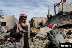 Seorang warga Palestina berdiri di lokasi serangan Israel terhadap sebuah rumah, di tengah konflik yang sedang berlangsung antara Israel dan Hamas, di Rafah di selatan Jalur Gaza, 1 Maret 2024. (Foto: Reuters)