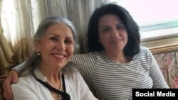 فریبا کمال‌آبادی (راست) و مهوش ثابت، از مدیران سابق جامعه بهائیان در ایران که در زندان اوین اعتصاب غذا کرده‌اند.