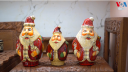 សិប្បករតំបន់ Kashmir ច្នៃក្រដាសទៅជាវត្ថុតាំងលម្អបុណ្យណូអែល