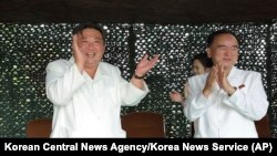 김정은(왼쪽) 북한 국무위원장이 12일 고체연료 대륙간탄도미사일(ICBM) '화성-18형' 시험발사를 현장지도하고 있다. 조선중앙통신이 다음날(13일) 공개한 사진. 