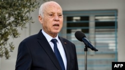 Le président tunisien Kais Saied s'adresse aux journalistes après avoir voté aux élections locales de 2023 dans la localité de Mnihla, dans la province de l'Ariana, à la périphérie de Tunis, le 24 décembre 2023. (Photo FETHI BELAID / AFP)