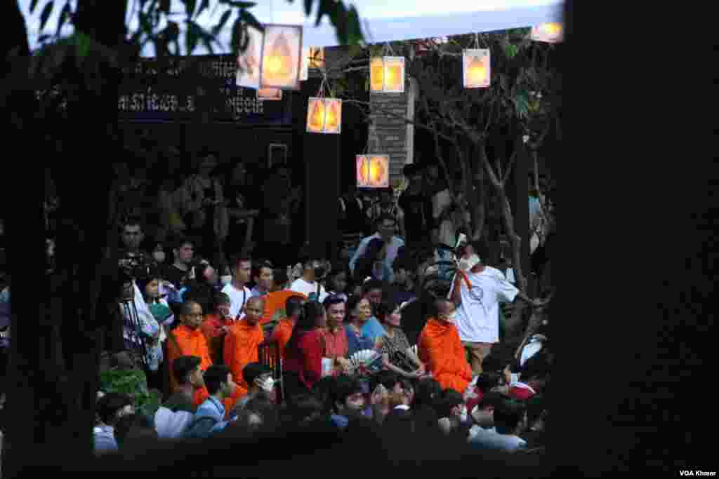 មនុស្សម្នា និងព្រះសង្ឈ កំពុងអង្គុយរងចំាមើលការសម្តែងក្នុងកម្មវិធីទិវាវប្បធម៌ជាតិ ក្នុងសកលវិទ្យាល័យភូមន្ទិវិចិត្រសិល្បៈ ក្នុងរាជធានីភ្នំពេញ នាថ្ងៃទី៥ ខែមីនា ឆ្នាំ២០២៤។ (ស៊ឹម ចាន់សំណាង/វីអូអេ)