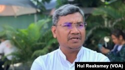 លោក ស៊ឹង សែនករុណា អ្នកនាំពាក្យ​សមាគម​ការពារ​សិទ្ធិ​មនុស្ស​អាដហុក ផ្តល់​បទសម្ភាសន៍​ជាមួយ​សំឡេង​សហរដ្ឋ​អាមេរិក​ក្នុង​ទីក្រុង​ភ្នំពេញ នៅ​ថ្ងៃទី១០ ខែកក្កដា ឆ្នាំ២០២៣។ (ហ៊ុល រស្មី/វីអូអេ)
