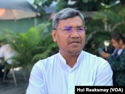 លោក ស៊ឹង សែនករុណា អ្នកនាំពាក្យ​សមាគម​ការពារ​សិទ្ធិ​មនុស្ស​អាដហុក ផ្តល់​បទសម្ភាសន៍​ជាមួយ​សំឡេង​សហរដ្ឋ​អាមេរិក​ក្នុង​ទីក្រុង​ភ្នំពេញ នៅ​ថ្ងៃទី១០ ខែកក្កដា ឆ្នាំ២០២៣។ (ហ៊ុល រស្មី/វីអូអេ)