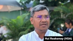 រូបឯកសារ៖ លោក ស៊ឹង សែនករុណា អ្នកនាំពាក្យ​សមាគម​ការពារ​សិទ្ធិ​មនុស្ស​អាដហុក ផ្តល់​បទសម្ភាសន៍​ជាមួយ​សំឡេង​សហរដ្ឋ​អាមេរិក​ក្នុង​ទីក្រុង​ភ្នំពេញ នៅ​ថ្ងៃទី១០ ខែកក្កដា ឆ្នាំ២០២៣។ (ហ៊ុល រស្មី/វីអូអេ)
