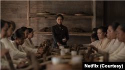 Perjuangan Perempuan. Dian Sastrowardoyo memerankan Dasiyah, perempuan yang berusaha mendobrak batasan dalam industri yang secara tradisional berpusat pada laki-laki. (Foto: Courtesy/Netflix)