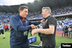 პორტუგალიელი კოლეგა საქართველოს ნაკრების მთავარ მწვრთნელს რამაზ სვანაძეს გამარჯვებას ულოცავს uefa.com