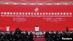 资料图片：中国总理李强在北京举行的中国国际供应链促进博览会开幕式上发表讲话。（2023年11月28日）