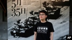 前香港剧团“六四舞台”创办人列明慧在接受美联社采访时站在纪念八九六四的巨幅照片前（2023年6月1日）