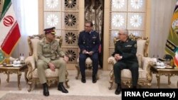 د پاکستان د پوځ مشر د ایران د پوځ مشر سره په تهران کې کتلي. 