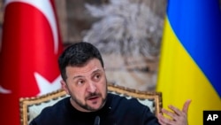 រូបឯកសារ៖ ប្រធានាធិបតីអ៊ុយក្រែនលោក Volodymyr Zelenskyy ថ្លែងនៅក្នុងសន្និសីទរួមមួយជាមួយ​ប្រធានាធិបតីតួកគី នៅទីក្រុង Istanbul ប្រទេសតួកគី កាលពីថ្ងៃទី៨ ខែមីនា ឆ្នាំ២០២៤។