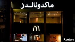 Seorang pekerja tampak berada di salah satu gerai McDonald's yang sepi pengunjung di Kairo, Mesir, pada 20 November 2023. (Foto: Reuters/Mohamed Abd El Ghany)