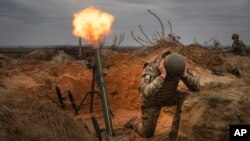 Prajurit Brigade 1 Garda Nasional Ukraina Bureviy (Badai) berlatih selama pelatihan tempur di tempat latihan militer di utara Ukraina Rabu, 8 November 2023. Rusia, terus membombardir Kota Avdiivka di Ukraina timur. (AP Photo/Efrem Lukatsky)