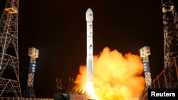 Sebuah roket yang membawa satelit mata-mata Malligyong-1 diluncurkan di Korea Utara, 21 November 2023. (Foto: KCNA via REUTERS)