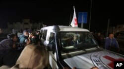 Autokolona e Kryqit të Kuq duke transportuar pengjet e liruara (26 nëntor 2023)