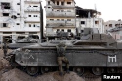 Tentara Israel beroperasi di tengah invasi darat di Jalur Gaza utara, 8 November 2023. (Foto: REUTERS/Ronen Zvulun)