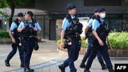 ​ແຟ້ມ - ຕຳ​ຫຼວດ​ລາດ​ຕະ​ເວນ ບໍ​ລິ​ເວນ​ສວນ​ສາ​ທາ​ລະ​ນະ ວິກ​ຕໍ​ເຣຍ ໃນ​ຮົງ​ກົງ ເມື່ອ​ວັນ​ທີ 2 ມິ​ຖຸ​ນາ 2023.