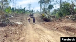 រូបភាពដកស្រង់ចេញពីបណ្តាញសង្គមហ្វេសប៊ុក​បង្ហាញ​ឱ្យ​ឃើញ​ផ្លូវលំ​ដែល​ធ្វើដំណើរ​ឆ្ពោះ​ទៅកាន់​ទីតាំងនៃ​អាជីវកម្មរ៉ែដែករបស់ក្រុមហ៊ុនគ្លូប៊លហ្គ្រីន ក្នុងខេត្តព្រះវិហារ។ 