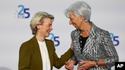 우르줄라 폰데어라이엔(왼쪽) 유럽연합(EU) 집행위원장과 크리스틴 라가르드 유럽중앙은행(ECB) 총재가 독일 프랑크푸르트 ECB에서 회동하고 있다. (자료사진)