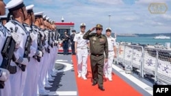 柬埔寨国防部长脸书照片显示，柬埔寨副首相兼国防大臣迪西哈（Tea Seiha）在2023年12月3日登上访问停靠柬埔寨云朗海军基地的两艘中国军舰，向中国海军士兵敬礼。