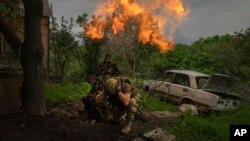 Seorang tentara Ukraina menembakkan mortir ke posisi Rusia di garis depan dekat Bakhmut, wilayah Donetsk, Ukraina, 28 Mei 2023. (Foto: AP)